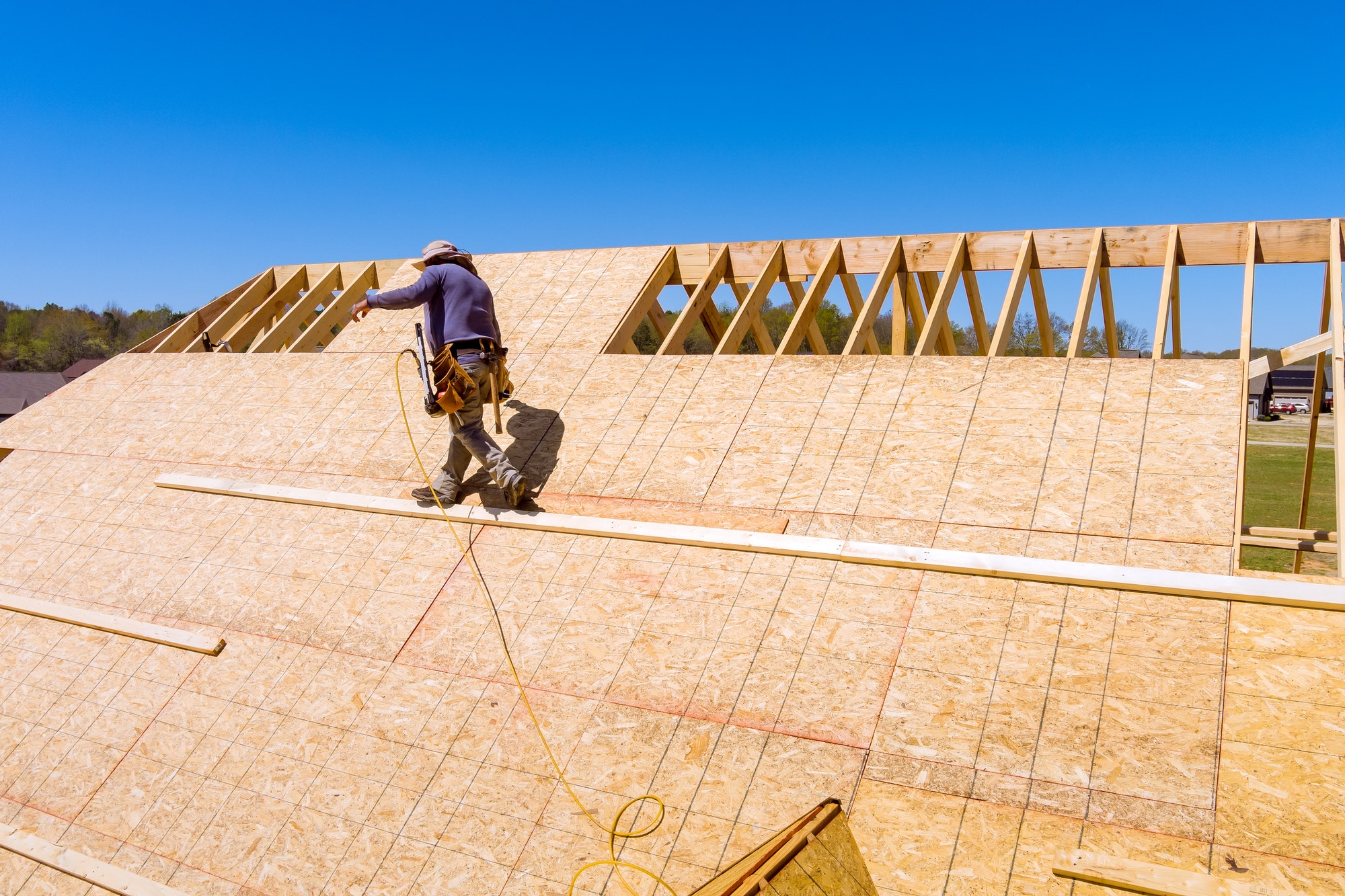 Home roof construction applying roof plywood panels in new house